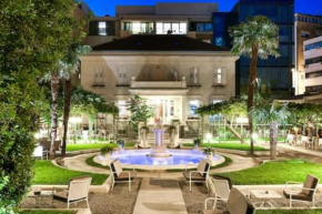 Luxury Split Center Apartment